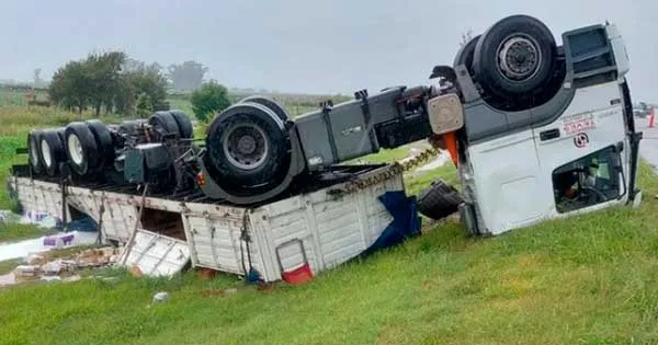 vuelco-camion-autopista-tio-pujo