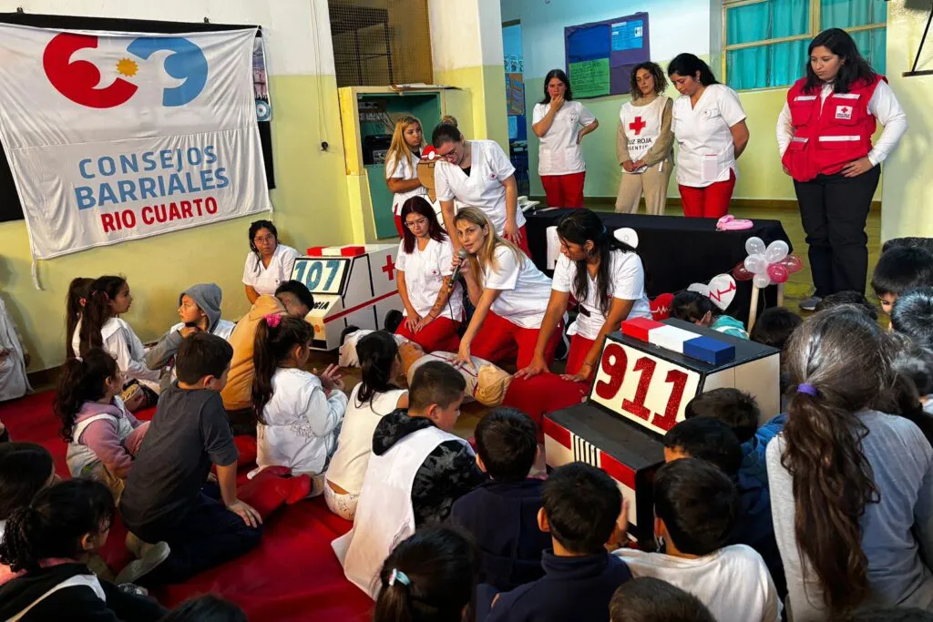 Los-Consejos-Barriales-y-la-Cruz-Roja-brindaron-una-jornada-de-salud-para-mas-de-200-alumnos-de-nivel-primario-2-1024x683
