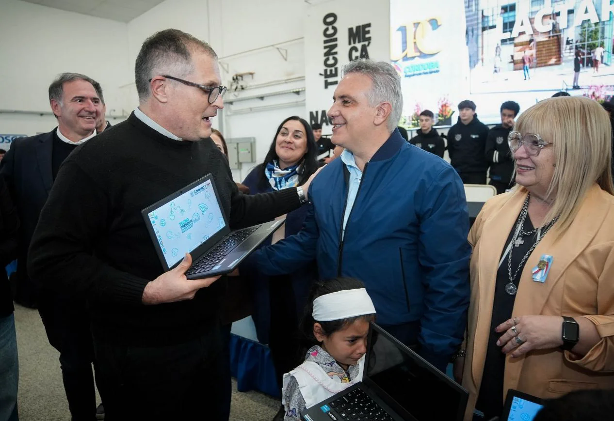 Dennis R Parodi Entregaron computadoras a cinco establecimientos educativos de La Carlota