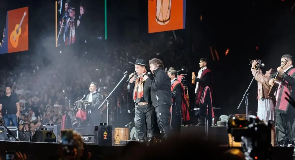 javier-milei-canto-con-el-chaqueno-palavecino-en-el-festival-de-jesus-maria-y-agradecio-a-cordoba-por-ayudarlo-a-ser-presidente