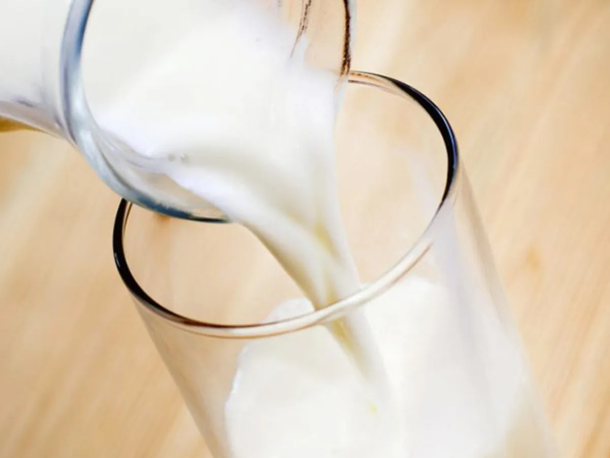 Por-que-deberiamos-tomar-leche-fresca-1200x900