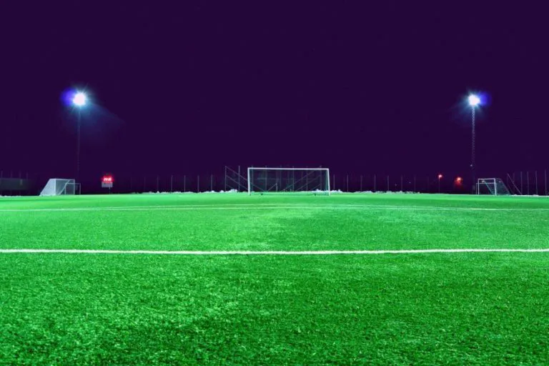 cancha-futbol-sintetica-artifical-pasto-natural-768x512