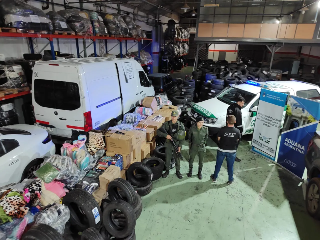 allanan_inmueble_e_incautan_mercaderia_de_contrabando_cubiertas_ilegales_vehiculos_y_dinero_en_efectivo_1