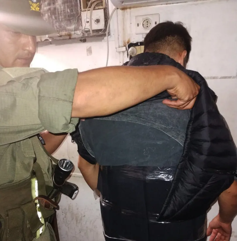 dos_pasajeros_de_un_omnibus_trasladaban_140_celulares_adosados_a_sus_cuerpos