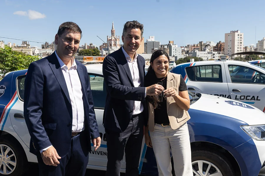 Calvo-entregando-una-llave-de-auto-0km