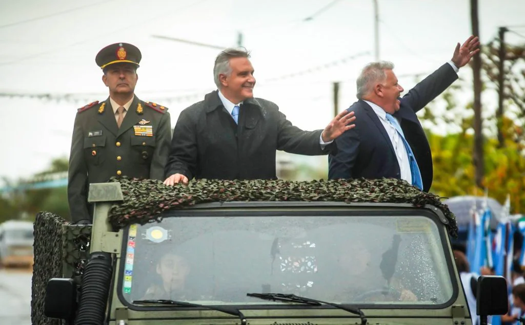 Martin-Llaryora-desfile-veteranos-caidos-de-malvinas-1024x635