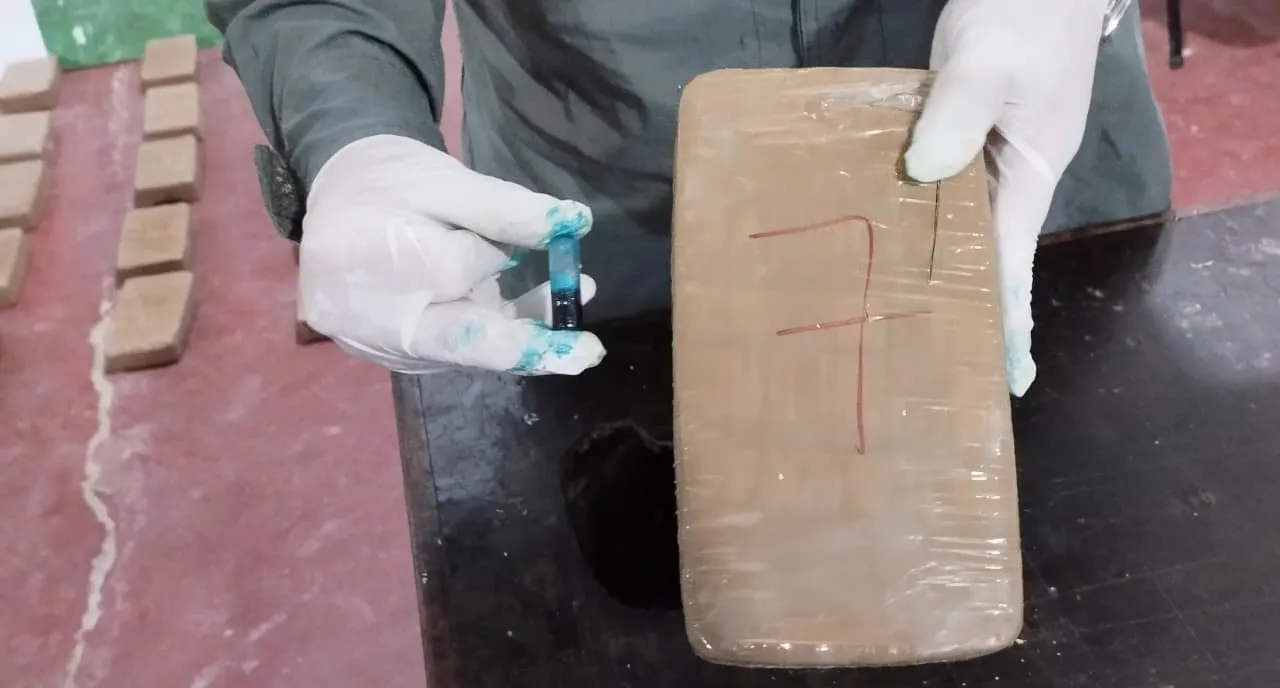 25_kilos_de_pasta_base_llevados_en_una_embarcacion_3